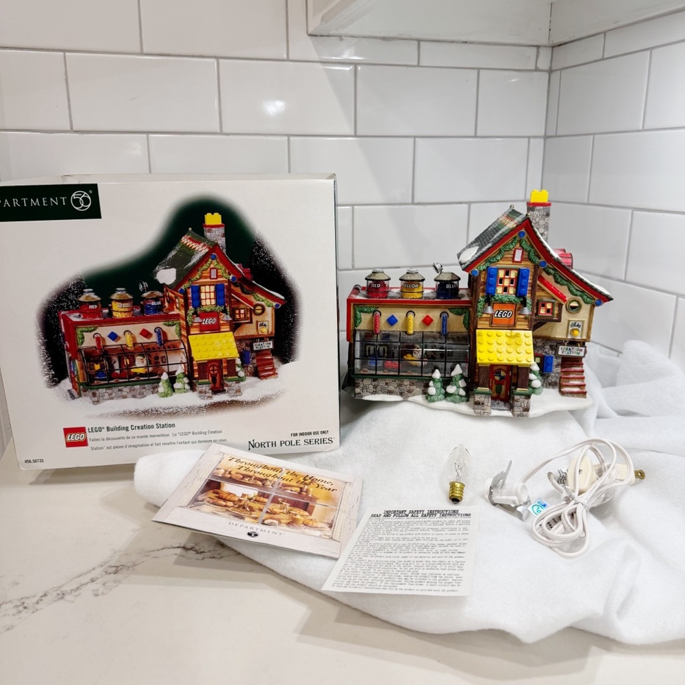 ❤️🎄❤️ Dept 56 | “LEGO Building Creation Station”| North Pole Series ❤️🎄❤️ - Picture 10 of 15